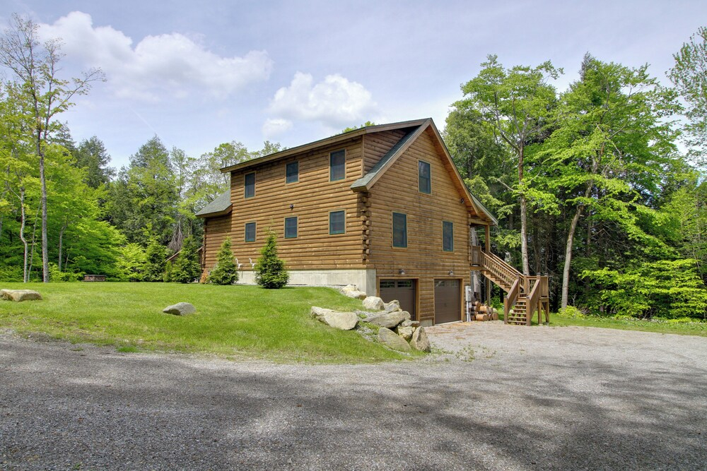 Londonderry Chalet w/ Deck, Fire Pit & Views!