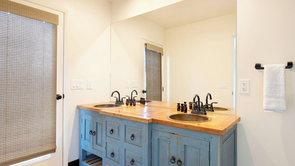 Sleeps 20! Architectural Mansion w/ Pool, Indoor Tennis Court, Game Room Starlight Estate by Avantstay
