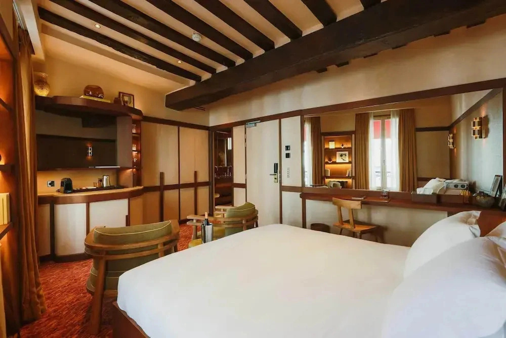 Confidential Room 3, a Stones Throw From the Louvre