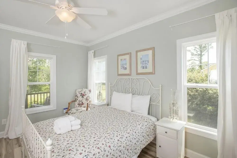 Sunset Bay Retreat 4 Bedroom Home by RedAwning