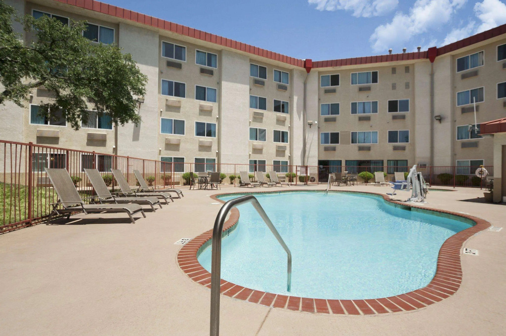 Super 8 by Wyndham Austin North/University Area