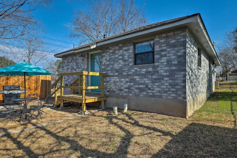 Cozy Home Blocks to Georgetown Square & SU!