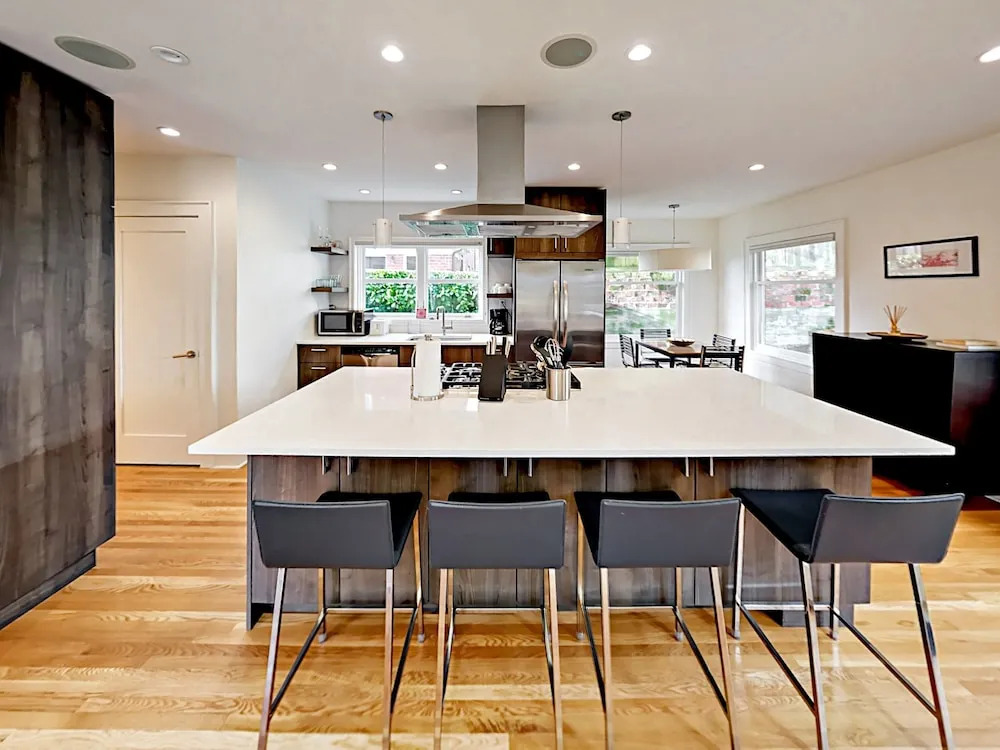 Chic Seattle Queen Anne  W/view 3 Bedroom Home