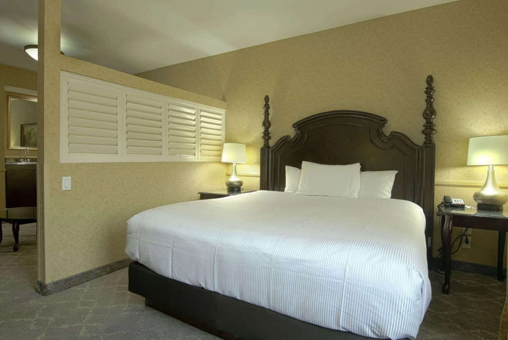 Azure Hotel&Suites Ontario Trademark Collection by Wyndham