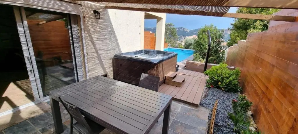 Rêves de vie, appartement vue mer, piscine non chauffée et spa privatifs