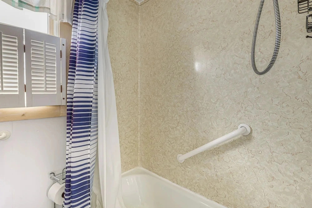 Walk to Beach & Pool! East End P-town Condo