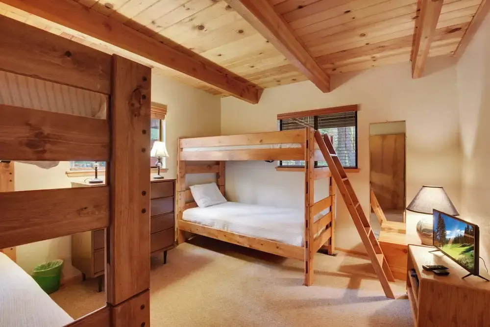 Lake Tahoe Treasure! Minutes From Beach & Skiing
