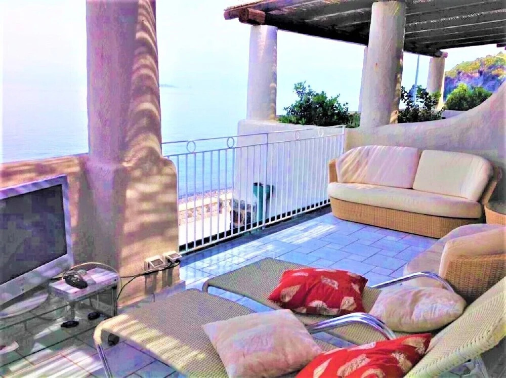 Seafront Apartment - Beach in front
