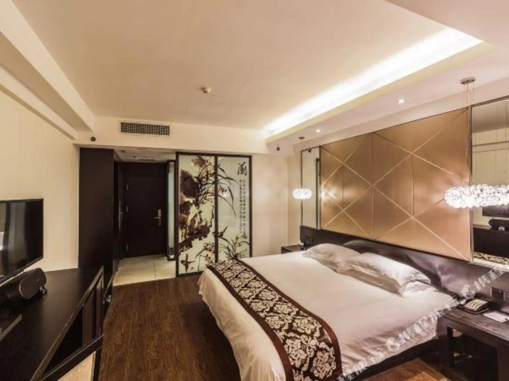 Green Sunshine Holiday Fashion Hotel