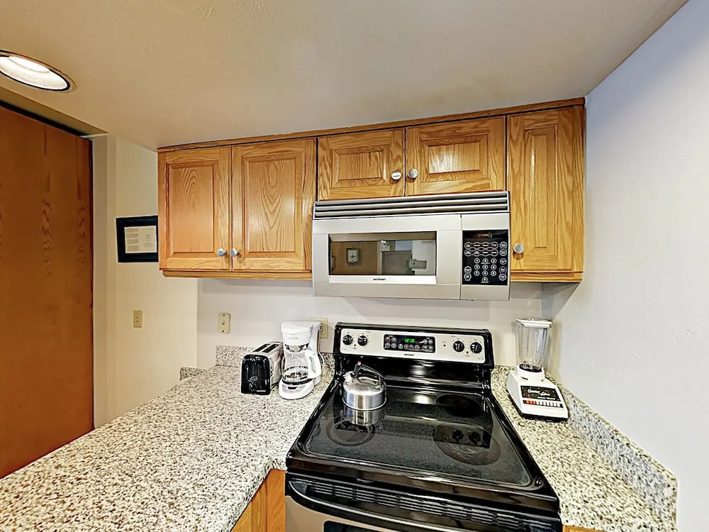 New Listing! Large Ski-in/ski-out: Pool & Hot Tub 1 Bedroom Condo