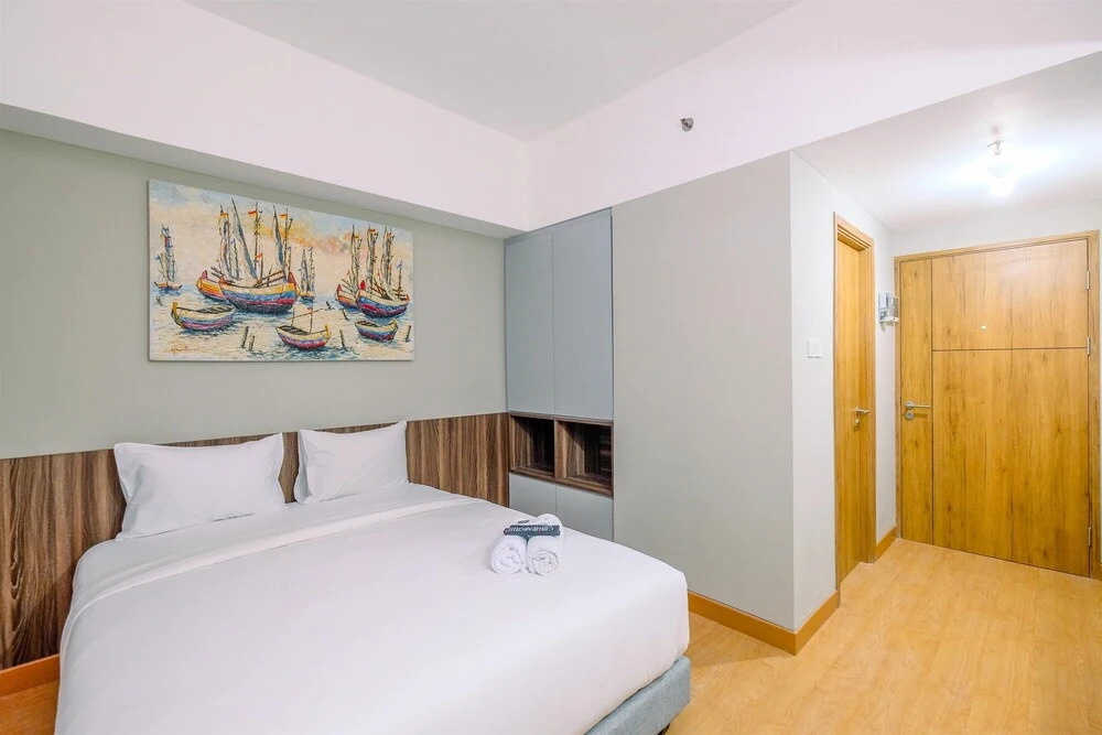 Comfortable Pool View Studio Room at Gateway Park LRT City Jatibening Apartment By Travelio