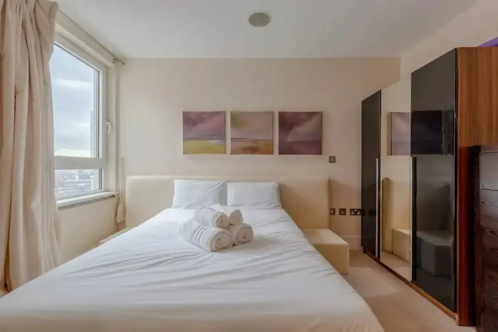 Gorgeous 3 Bedroom Flat in Vauxhall With City Views