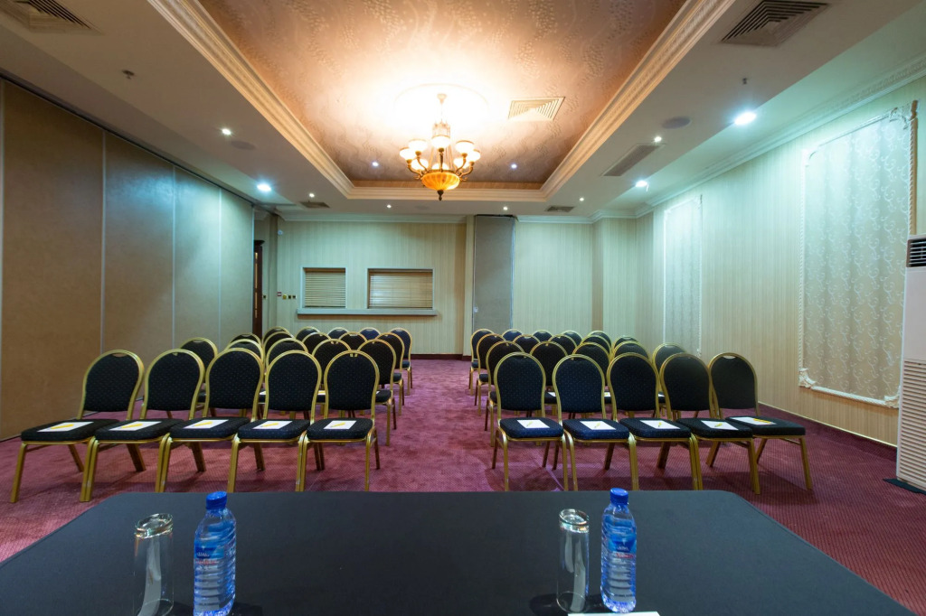 Victoria Crown Plaza Hotel