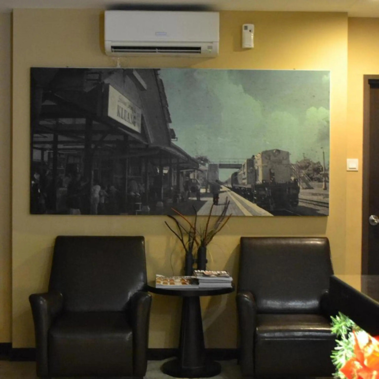 Capital O Rail Hotel