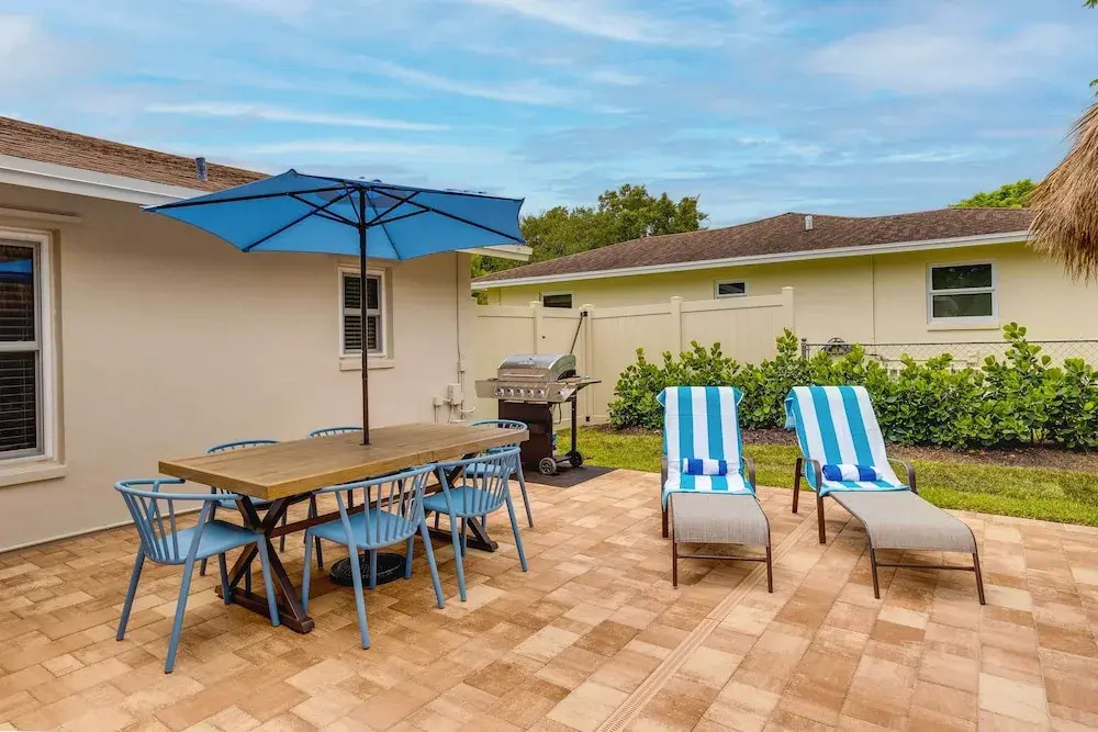 Private Pool + Bar: Palm Beach Gardens Getaway