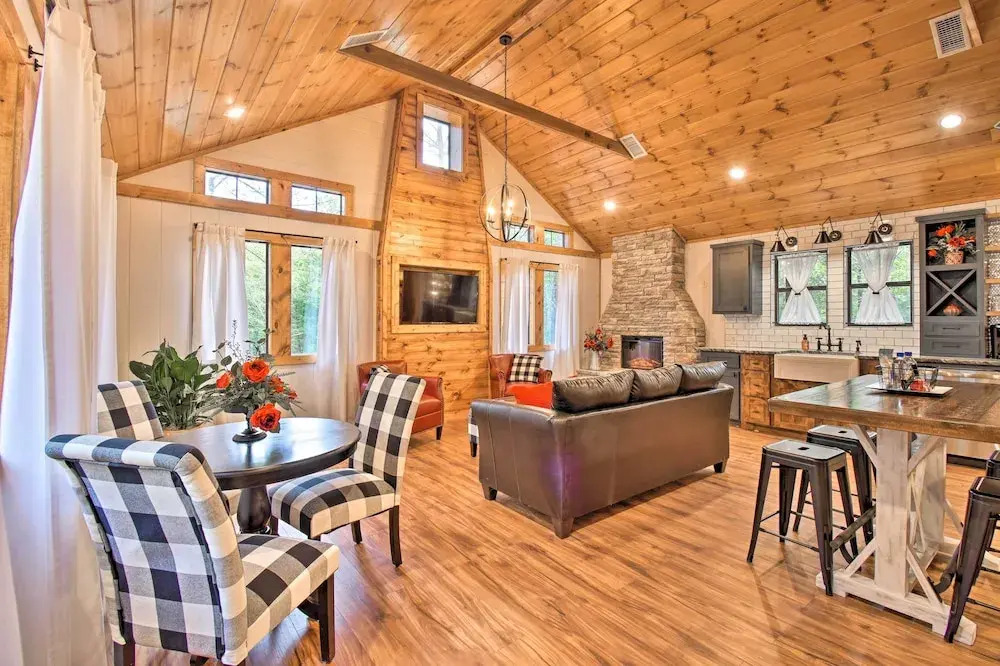 Modern Broken Bow Cabin: Large Deck, BBQ & Pergola