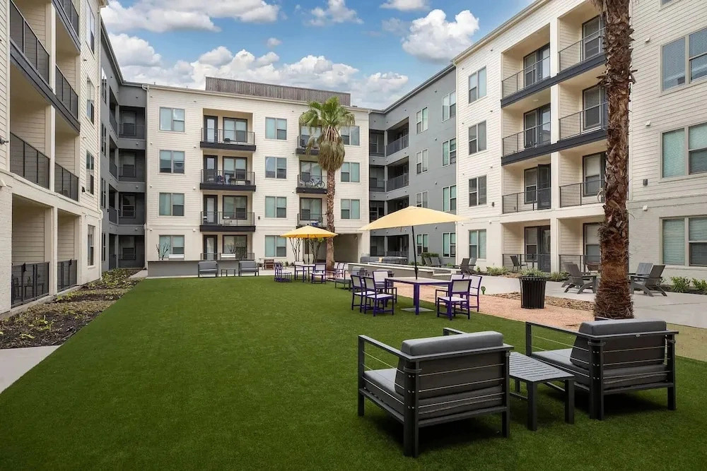 Landing Apartments Near Eldridge/West Oaks