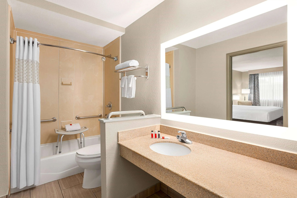 Days Inn by Wyndham Paris