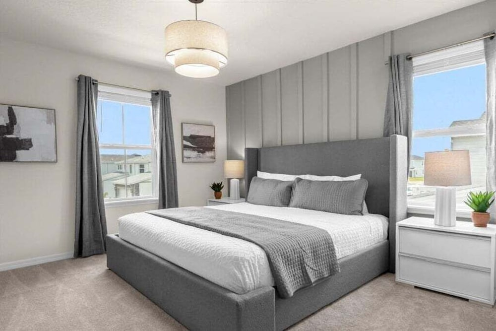 7 Bedroomss/ Windsor Cay Home