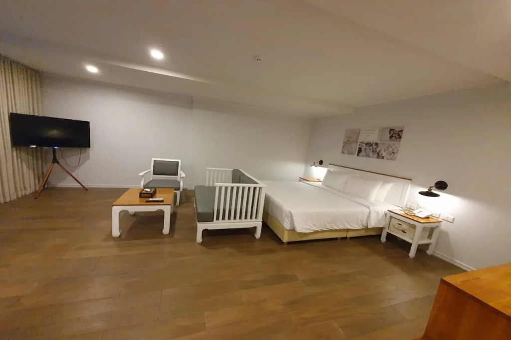 J PLACE HOTEL