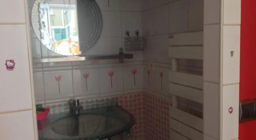 cosy rare 2 bedroom apartment around a private garden
