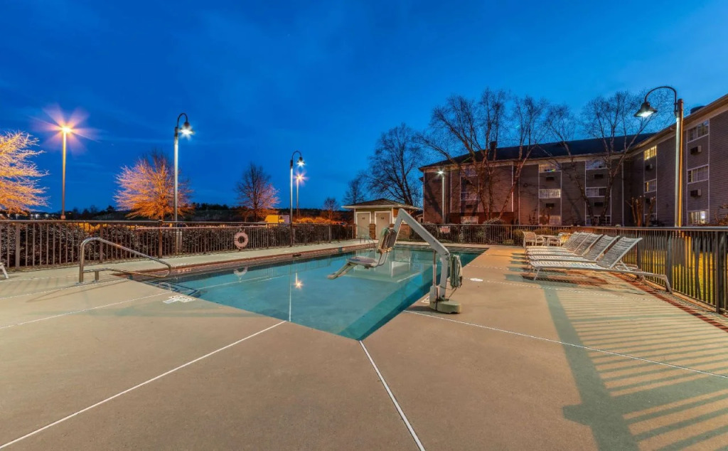 HomeTowne Studios & Suites by Red Roof Charlotte - Concord