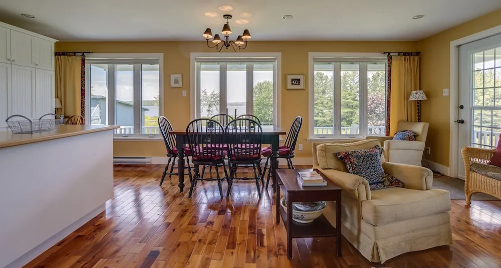North House - Lovely Lac-Brome 3 Bedroom Lakefront Cottage