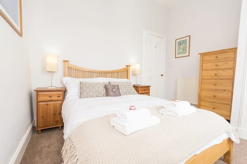 Beautiful City Center 2 Bed Apartment with Park View