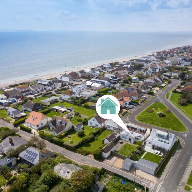 Seaside detached 4bd home nr shops Parking Garden
