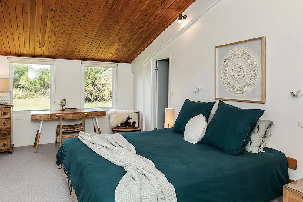 Cape Breeze - 5 BR home with headland views