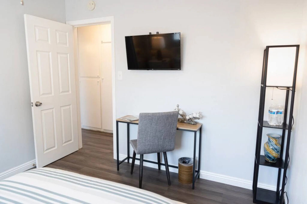 LARGE 4-BEDROOM HOUSE WITH AIR HOCKEY TABLE CLOSE TO DISNEYLAND IN ORANGE COUNTY  (p41)