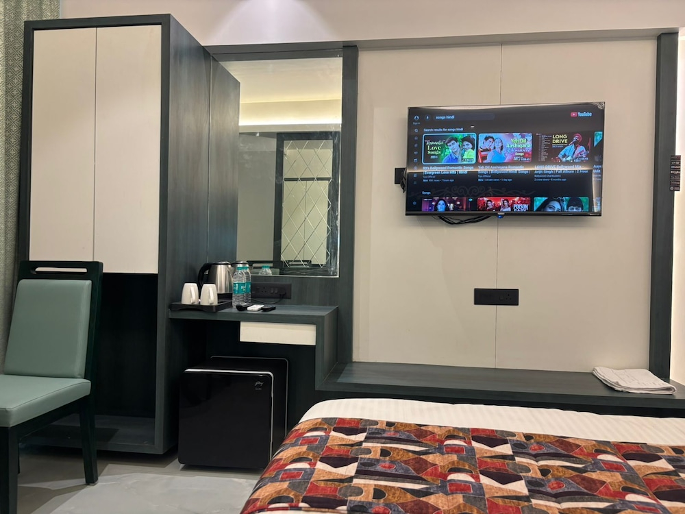 Hotel Imperial Suites - Airoli
