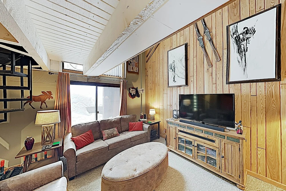 New Listing! Ski-in/ski-out : Hot Tub, Sauna 1 Bedroom Condo