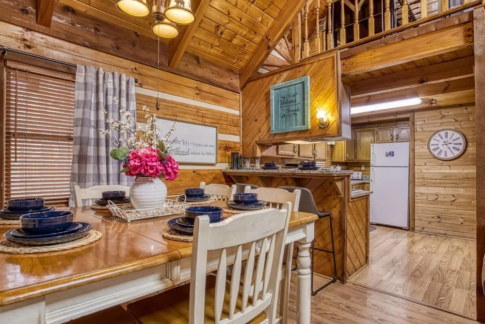 Laceys Place by Beyond Expectations With Hot Tub