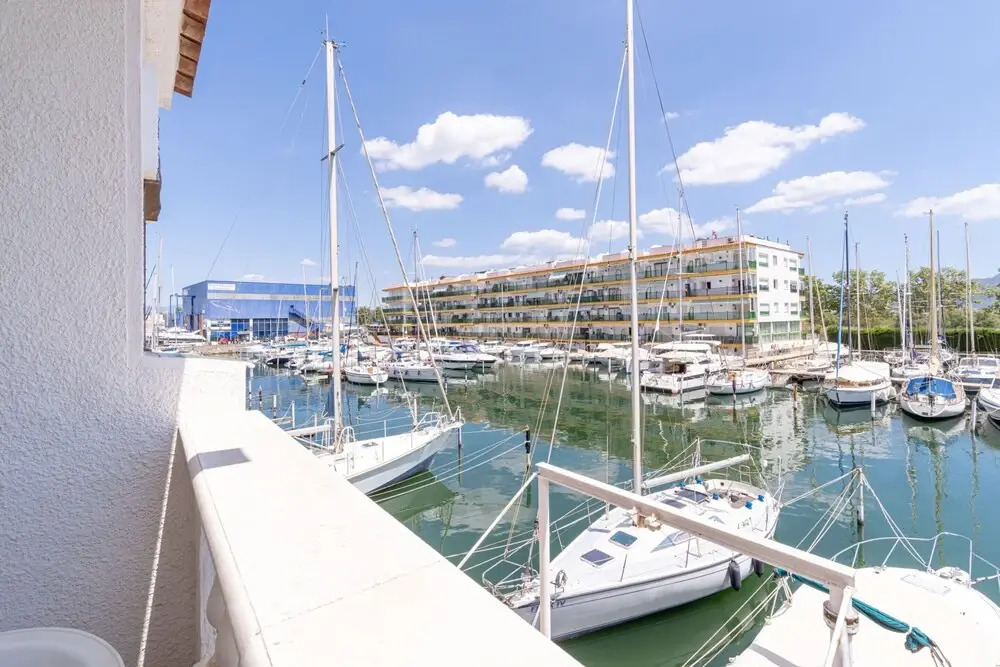 Apartment in Empuriabrava With Lake Views