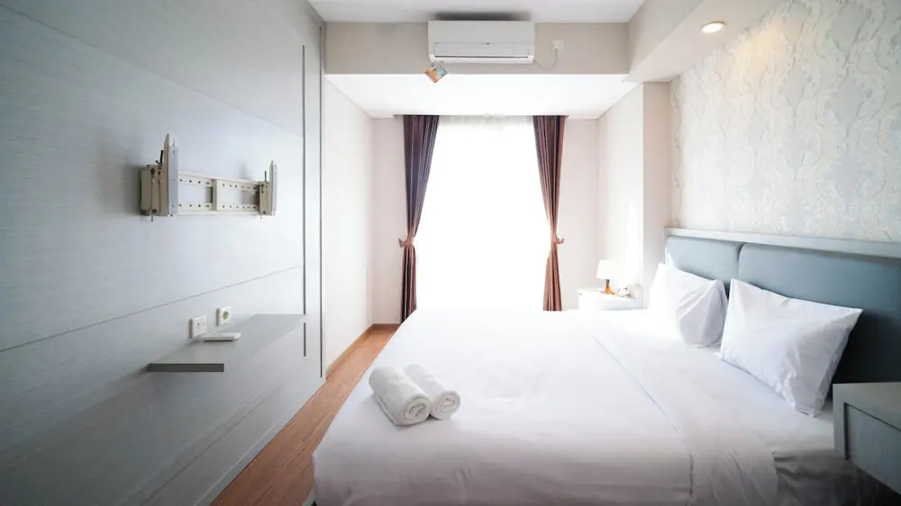 Modern and Cozy 1BR at Grand Sungkono Lagoon Apartment By Travelio