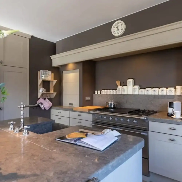 Beautiful and Authentic Apartment Nearby the Beach