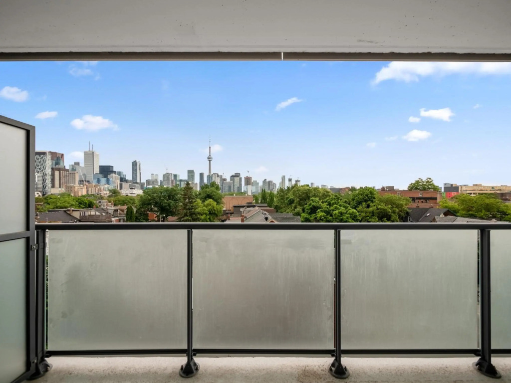 Sleek 1BR + office Condo - CN Tower/Skyline view