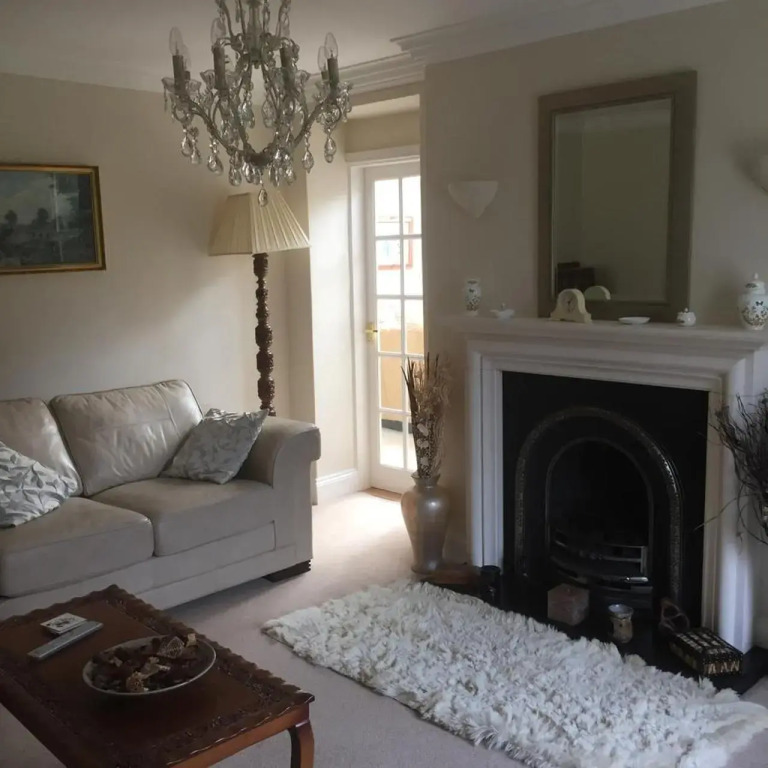 Wayside , 3 bed , 2 bath charming house close to Lincoln