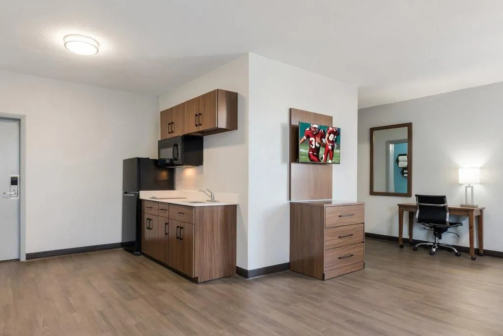 HomeTowne Studios by Red Roof Newport News - Hampton West