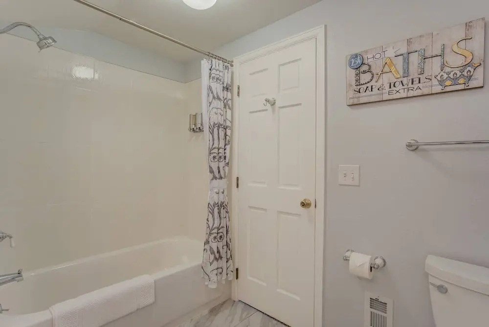 3 Bedroom Downtown with Firepit