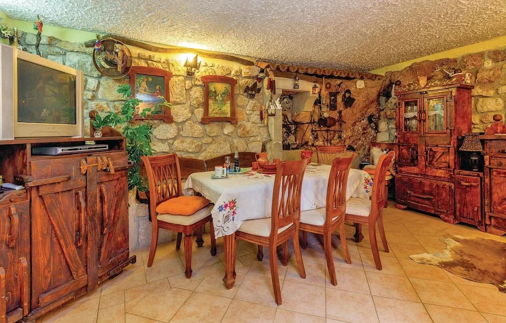 Stunning Home in Grizane With Wifi and 2 Bedrooms