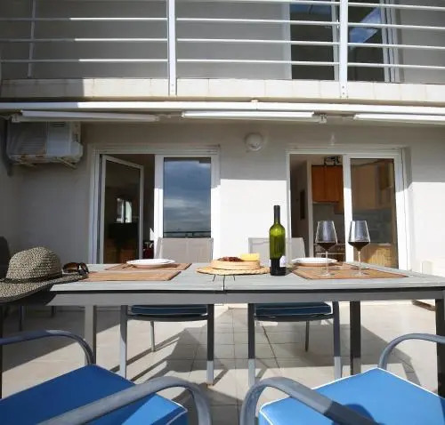 Split on the beach, 2 floors & wide terrace