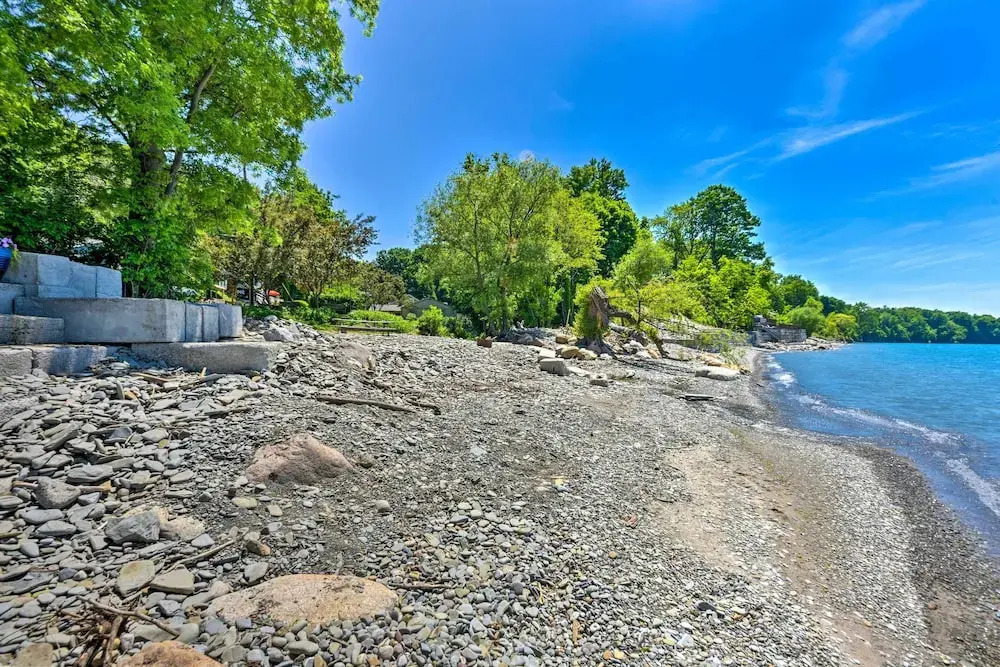 Charming Lake Erie Getaway: Walk to Beach!