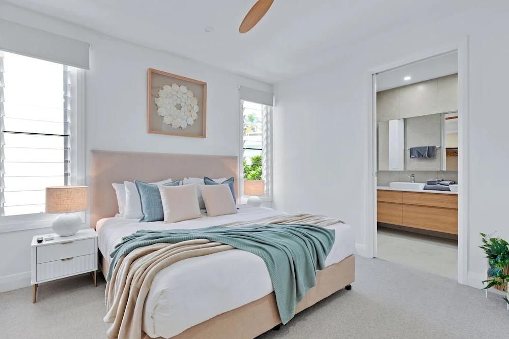 LEO2-Sophisticated Beach Holiday Home