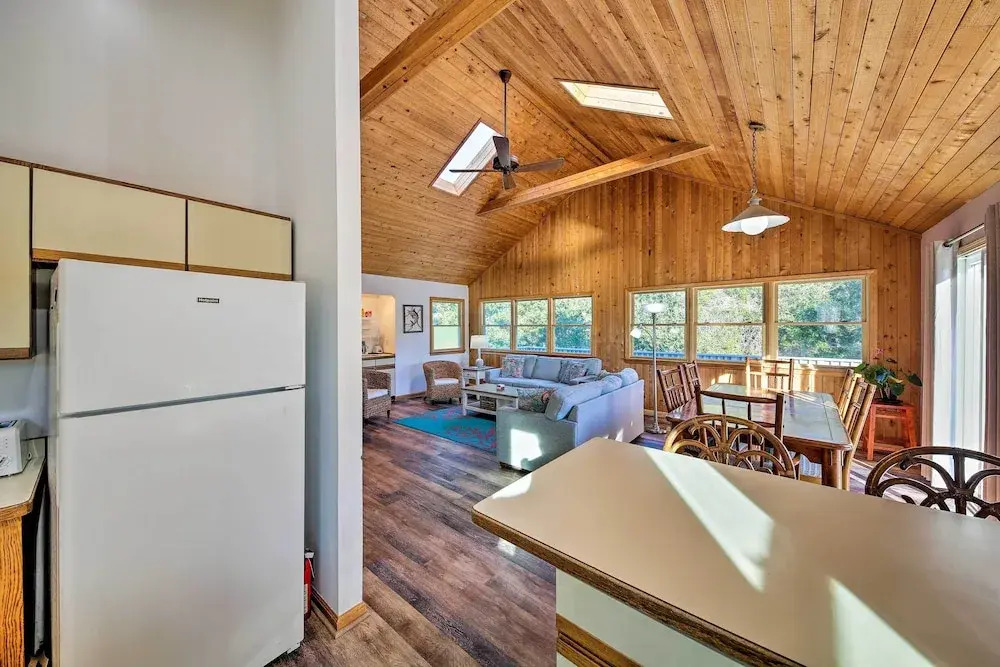 Bright Southern Shores Family Home < 1 Mi to Beach