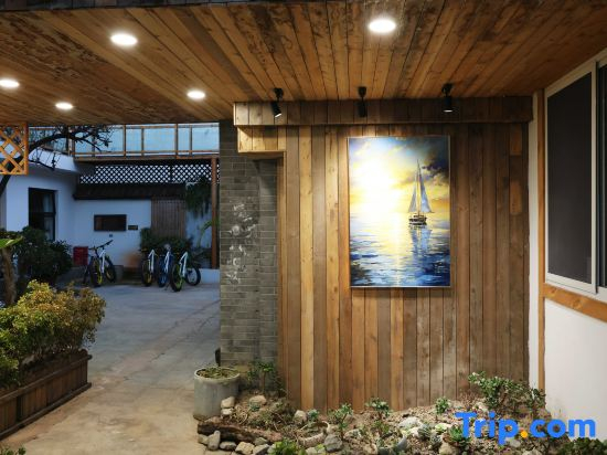 Lakeside Bliss Courtyard