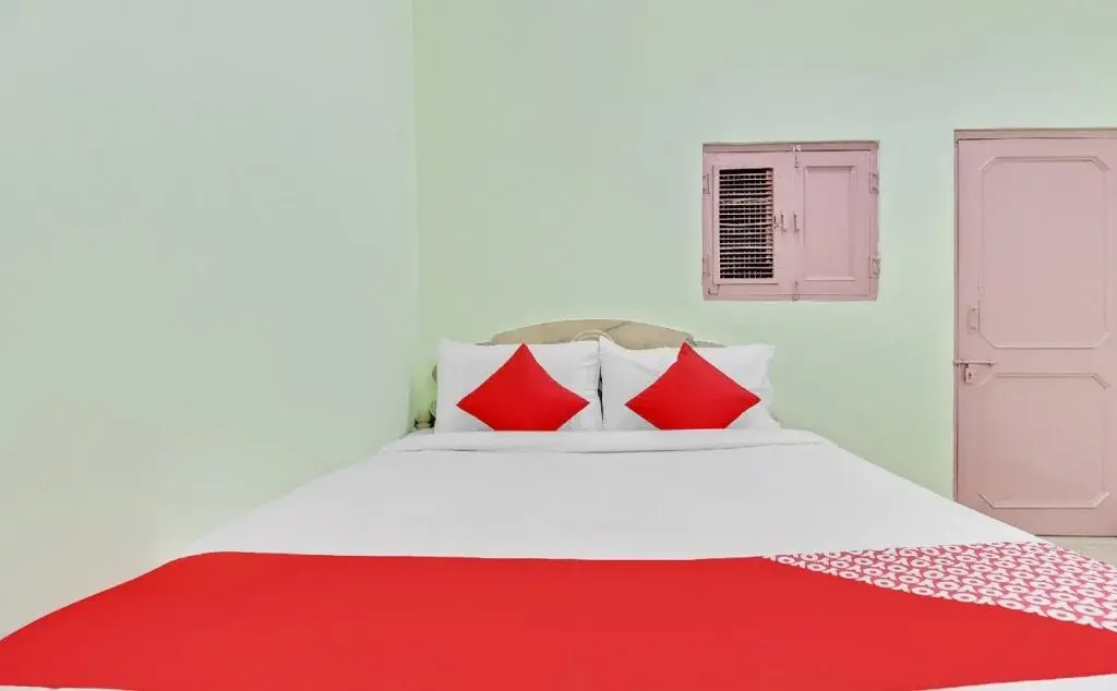 OYO Flagship 46695 Red Tomato Palace Spot On