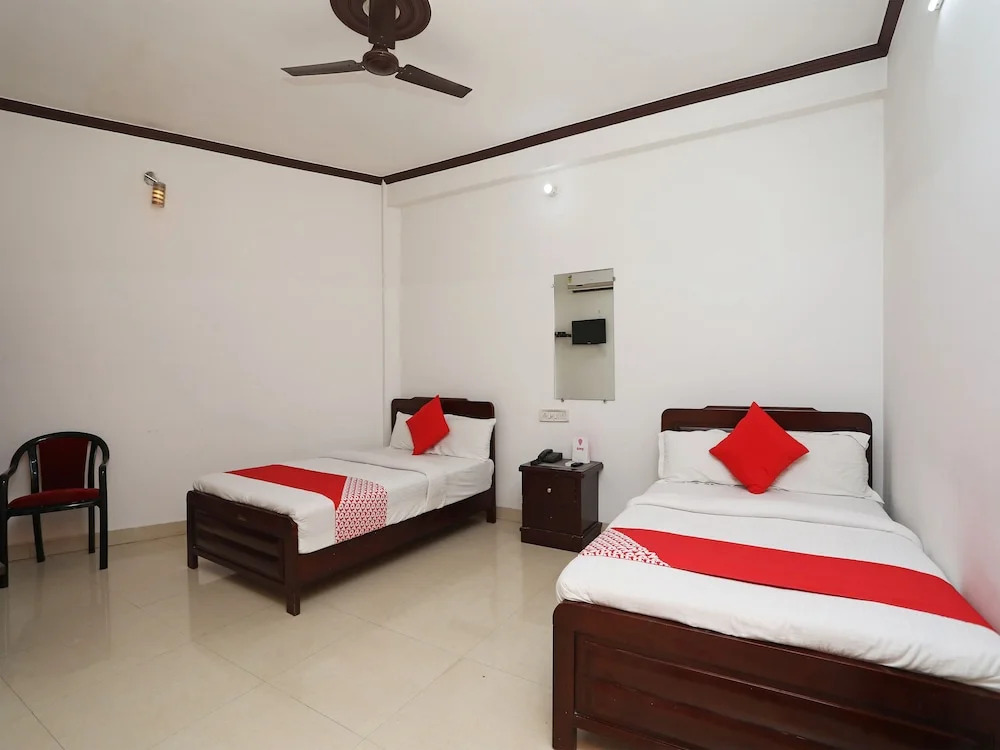 OYO 15027 Hotel Lotus International