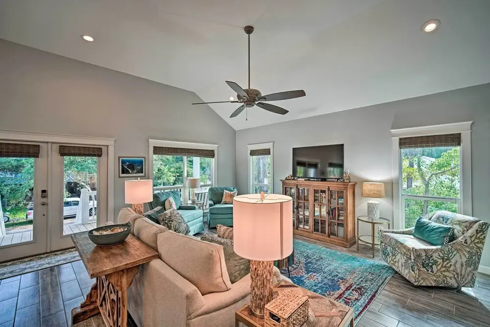 Quiet Fisherman's House w/ Hot Tub + Tropical Bar!
